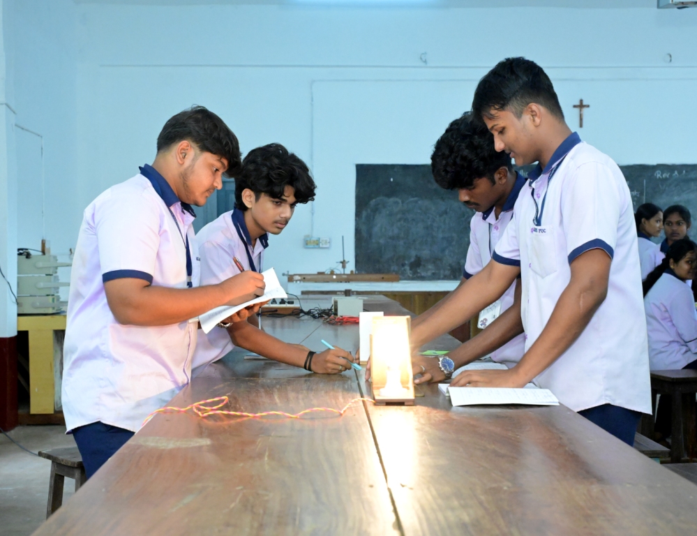 Physics laboratory instruments